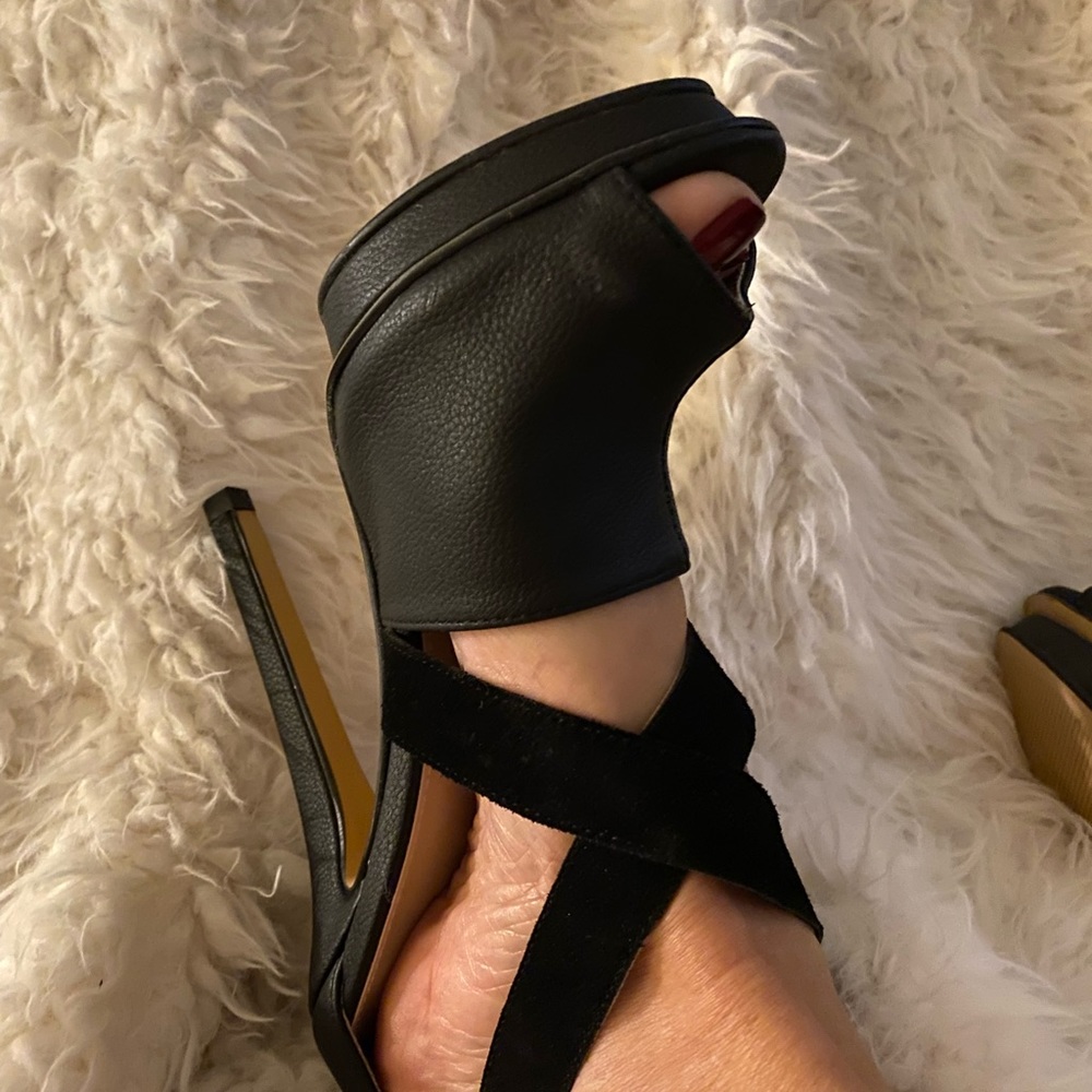 Vintage leather.  never taken out of box beautiful 5”heels.  Very comfortable - Picture 3 of 4